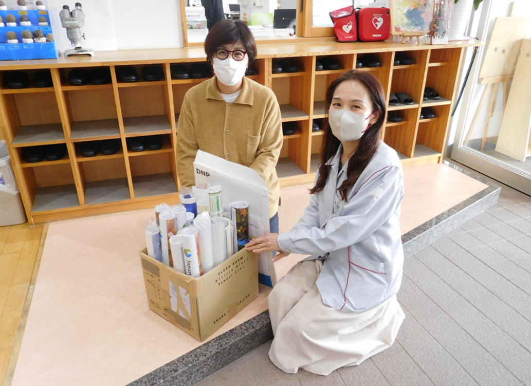 未使用カレンダーを近隣保育園に寄贈 寄贈の様子
