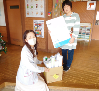 未使用カレンダーを近隣保育園に寄贈 受け渡しの様子